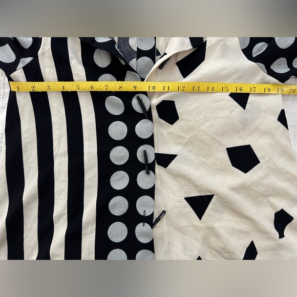 Ali Miles Black and White Graphic Asymmetrical 3/4 Sleeve Top - Picture 7 of 8